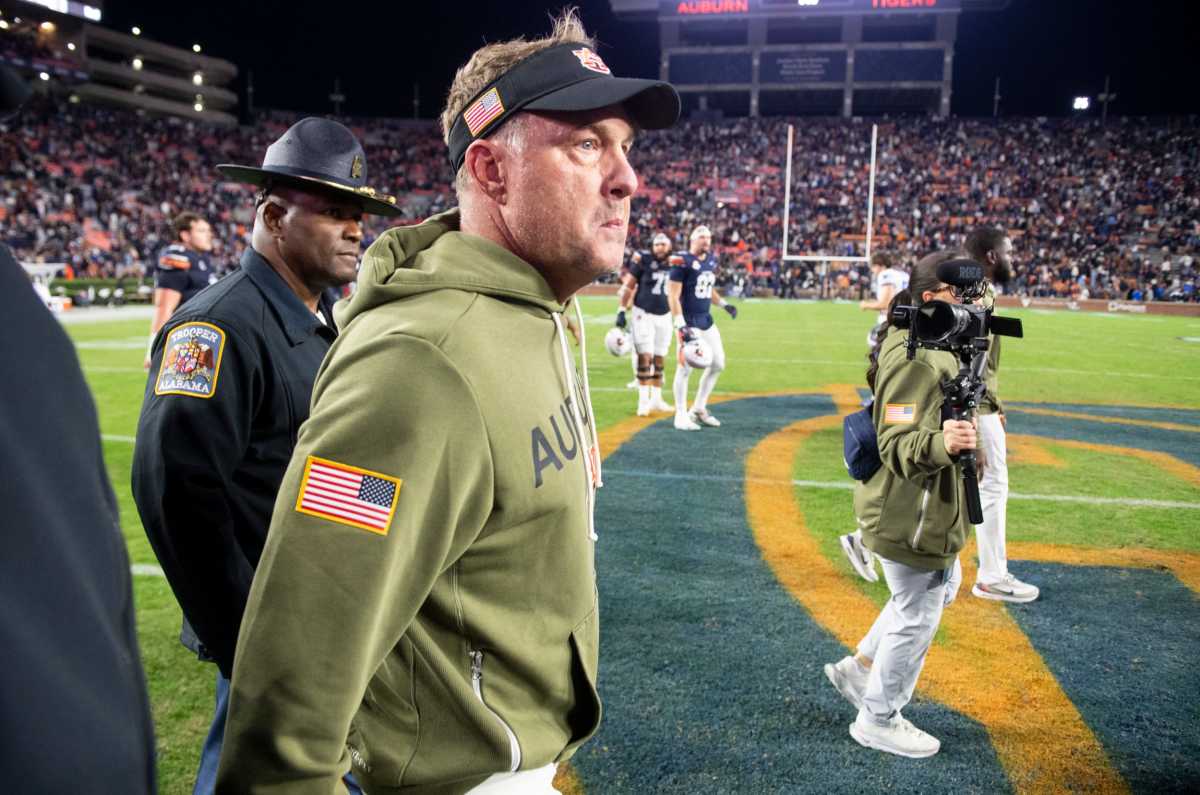 Entrenador de fútbol americano universitario de 15.3 millones de dólares reemplaza a Hugh Freeze en Auburn