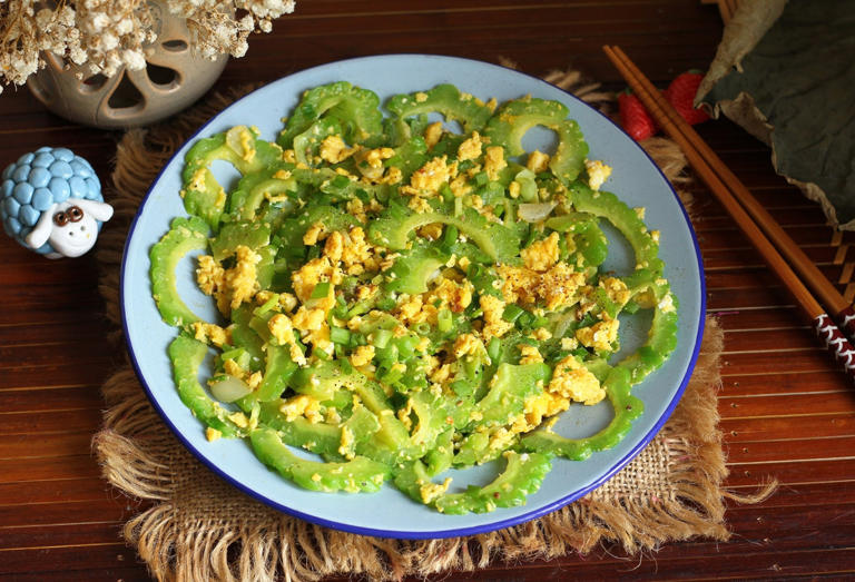 Mướp đắng là thực phẩm quen thuộc với người Việt, rất tốt cho sức khỏe và hỗ trợ giảm mỡ bụng.