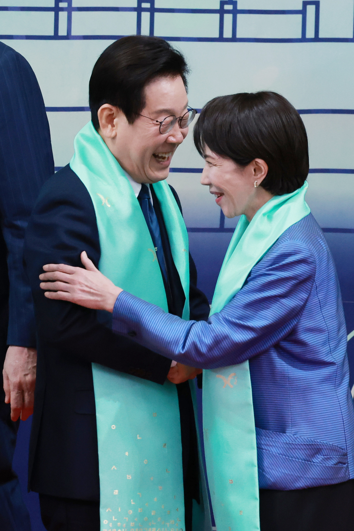 다카이치 “중국·한국 등 중요한 이웃과 솔직 대화”···태극기에 인사는 경계심 없애려?