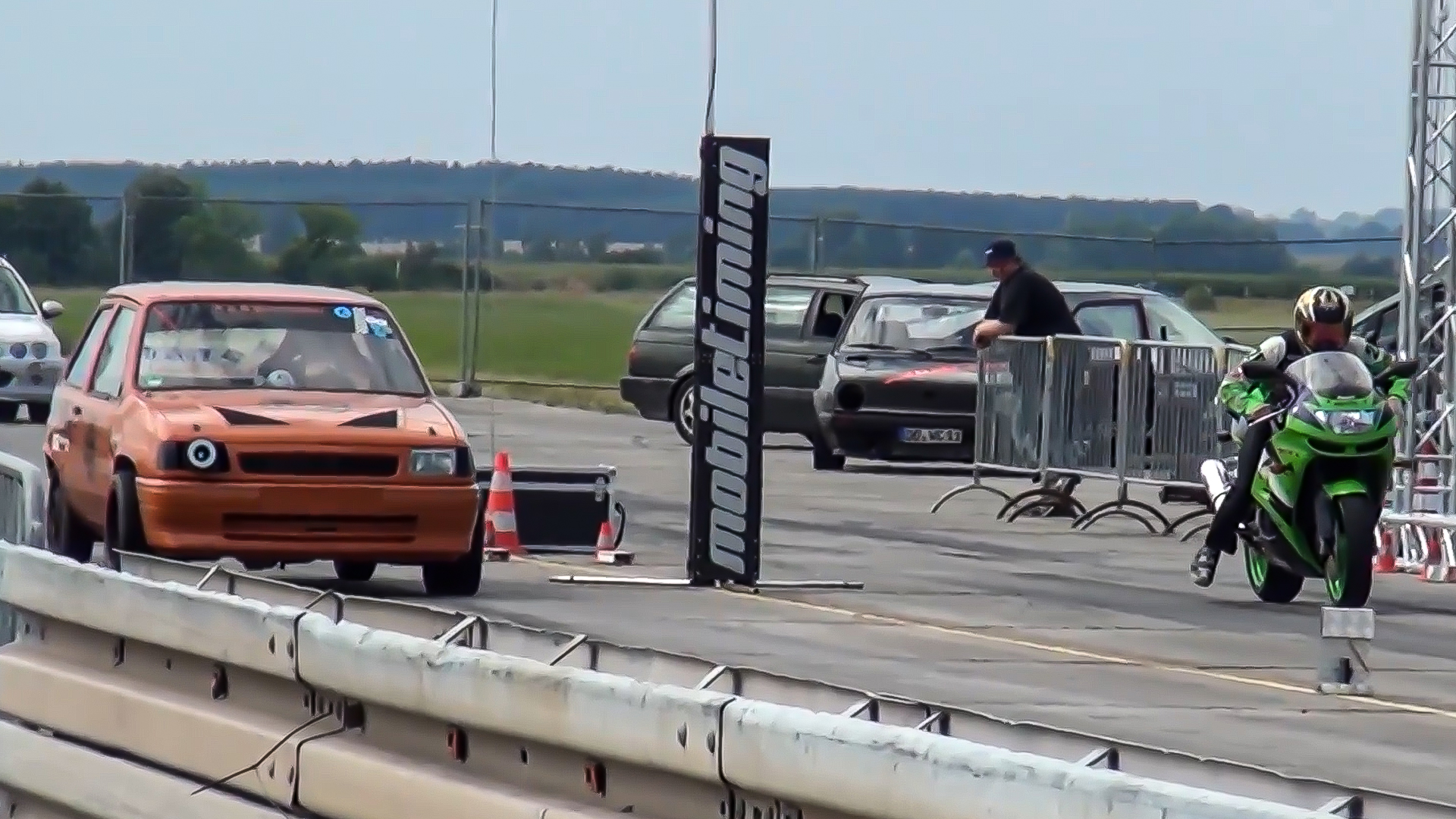 Drag Battle: Opel Hatchback vs Kawasaki