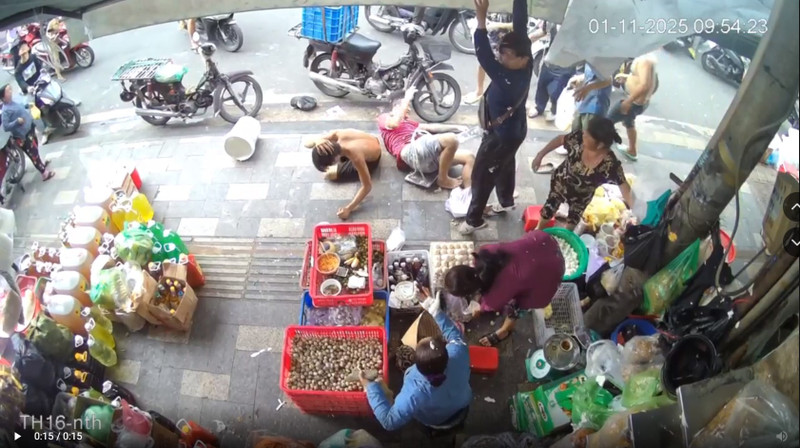 Thợ sơn rơi từ tầng cao xuống trúng người dân