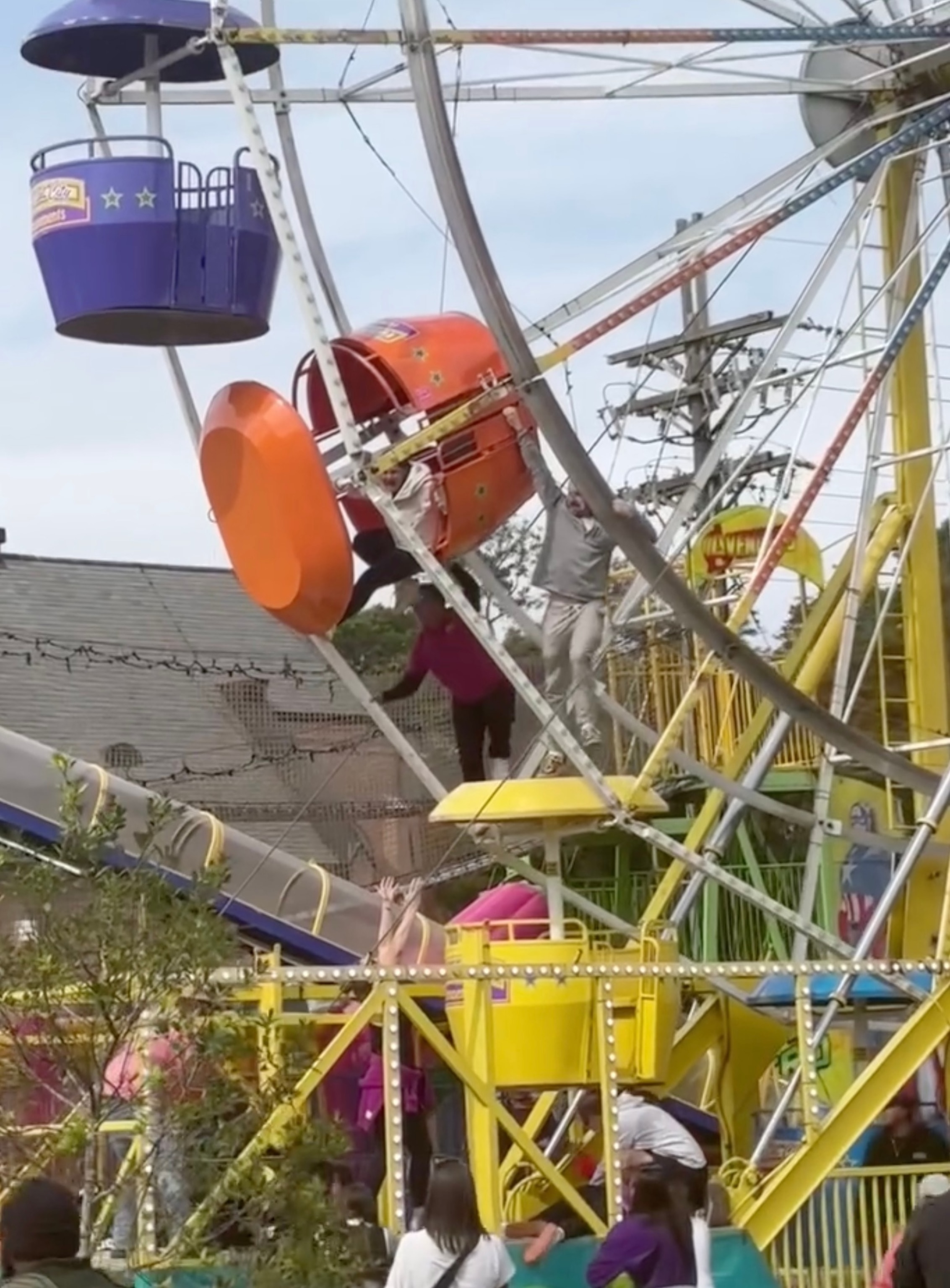 2 girls fall from Ferris wheel at Louisiana harvest festival: Sheriff