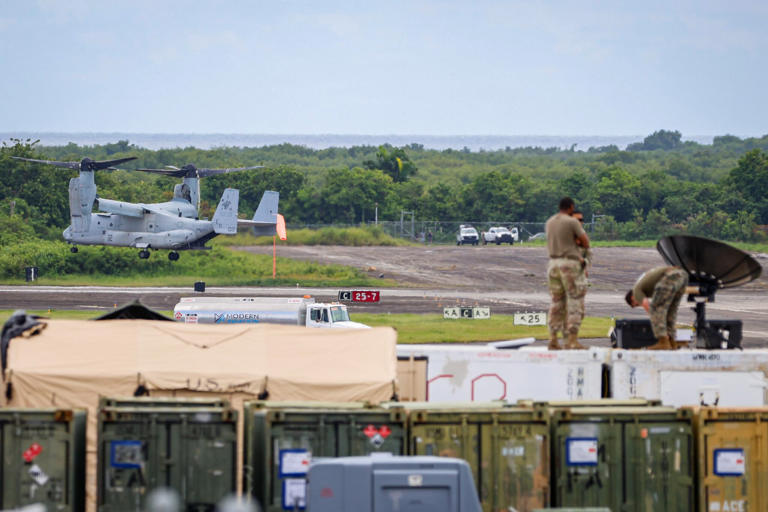 Un Bell-Boeing V-22 Osprey de la Infantería de Marina de EE. UU. despega durante un ejercicio en la Estación Naval Roosevelt Roads, antigua base de la Armada estadounidense.