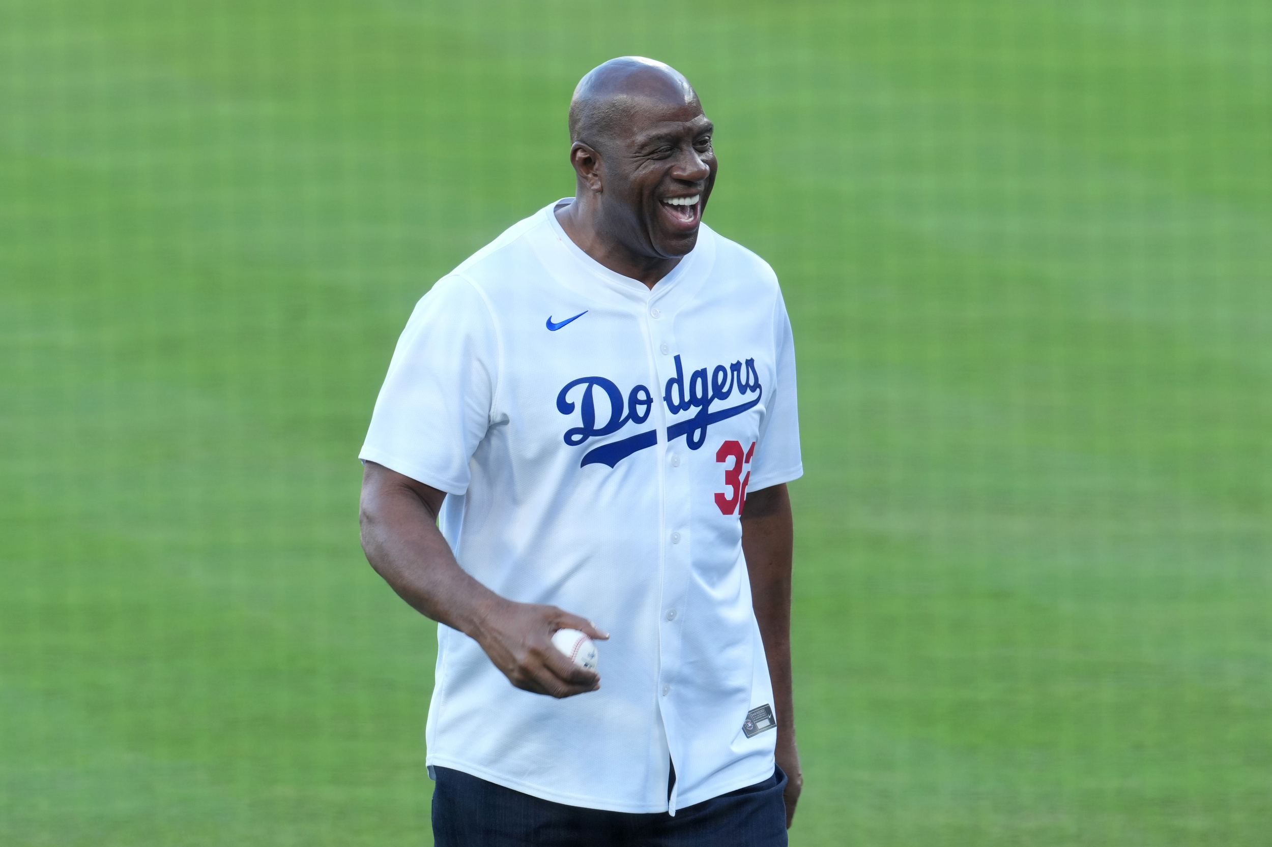 Magic Johnson earns his 18th championship ring