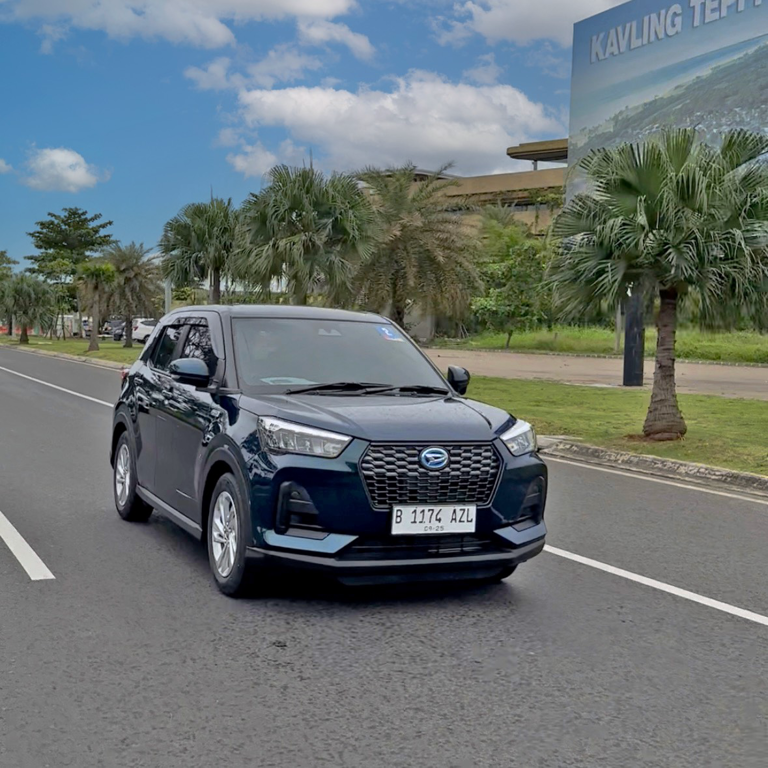 Media melakukan dynamic test untuk mencoba berbagai fitur kenyamanan dan keselamatan Rocky Hybrid di Pantai Indak Kapuk, Kamis 18 September 2025.png