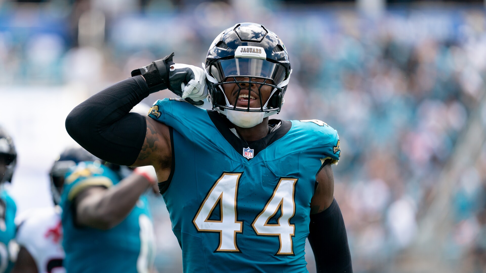 Travon Walker ejected for throwing a punch