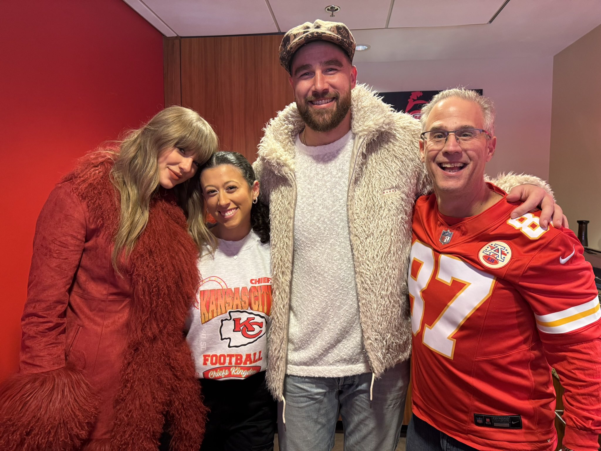 Taylor Swift appears to skip Travis Kelce’s Chiefs vs. Buffalo Bills game