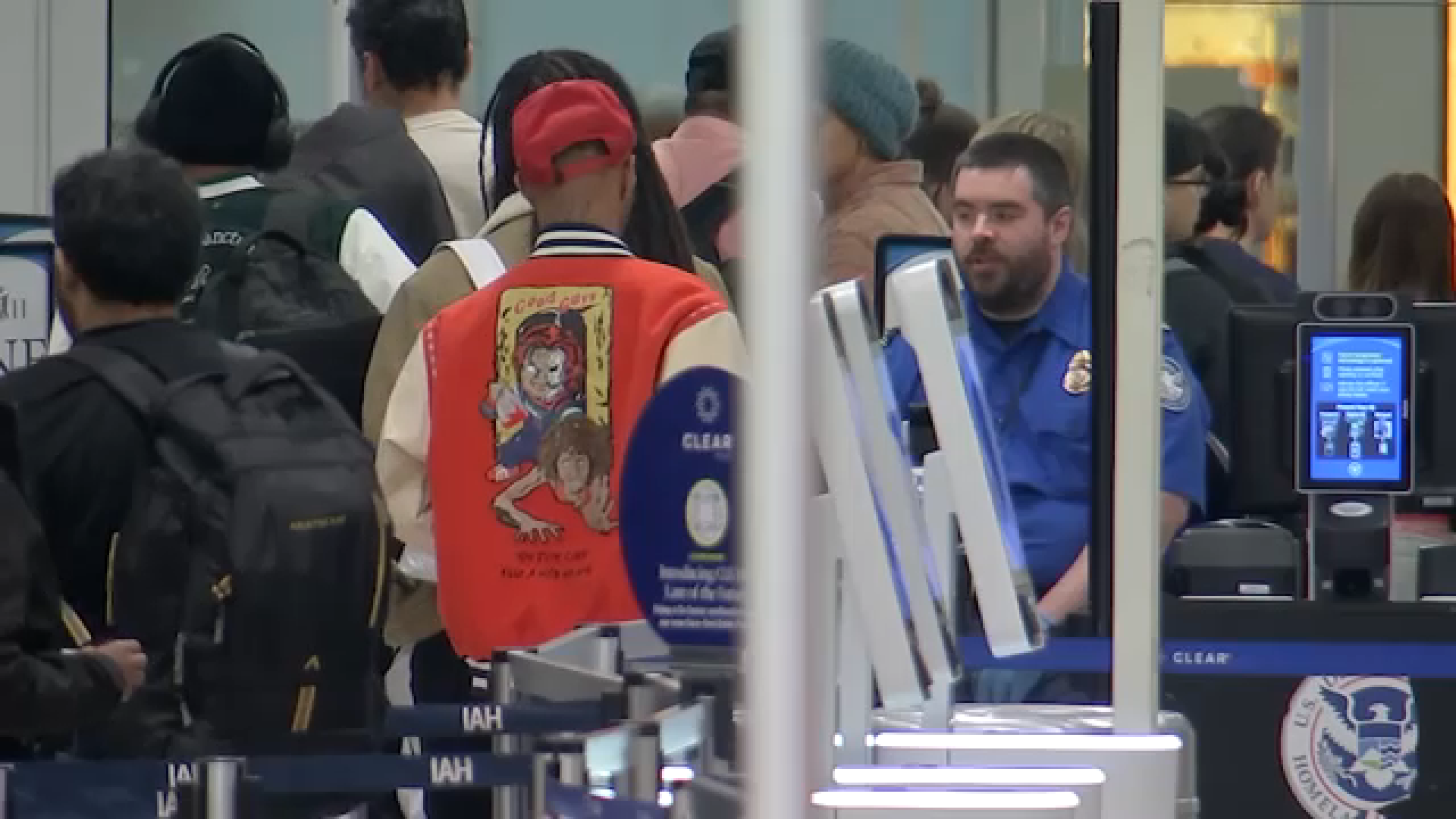 houston-travelers-face-hours-long-tsa-lines-at-bush-hobby-airports