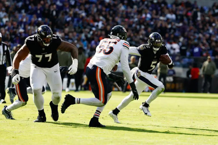 Chicago Bears pass rusher exits locker room in crutches days before ...
