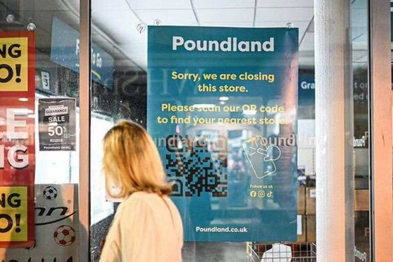 Over 400 UK high street stores including supermarkets and cafes to close