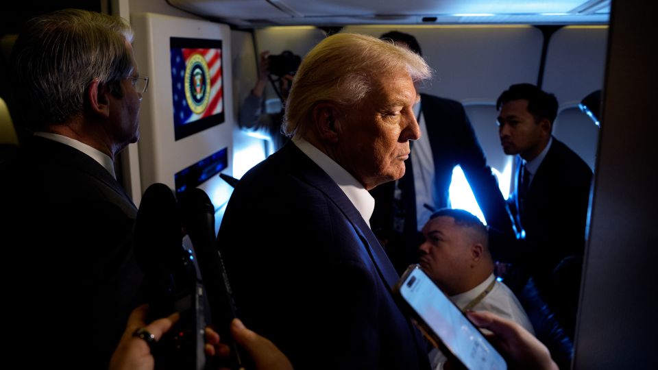 Los demócratas están más entusiasmados con las elecciones de mitad de mandato a medida que la aprobación de Trump alcanza su nivel más bajo en su segundo mandato, según una encuesta de CNN.