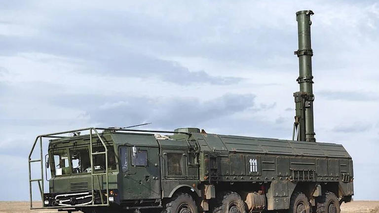 Un cambión de transporte con el predecesor del 'Atornillador', el 9M728/SSC-7, en posición de lanzamiento. (Vadim Grishankin)