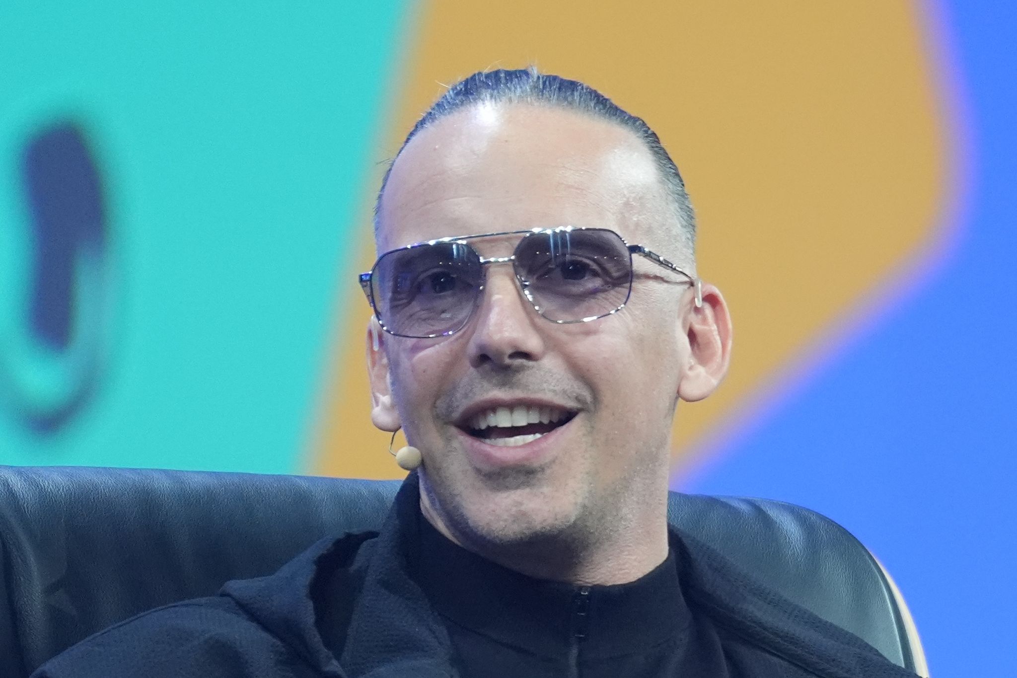Heiratsantrag vor Privatjet - Rapper RAF Camora ist verlobt