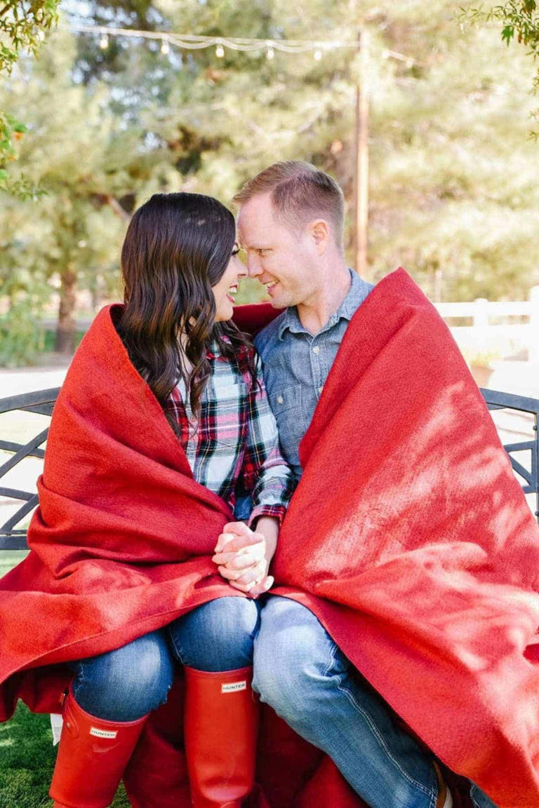 45 Romantic Christmas Photoshoot Ideas for Couples