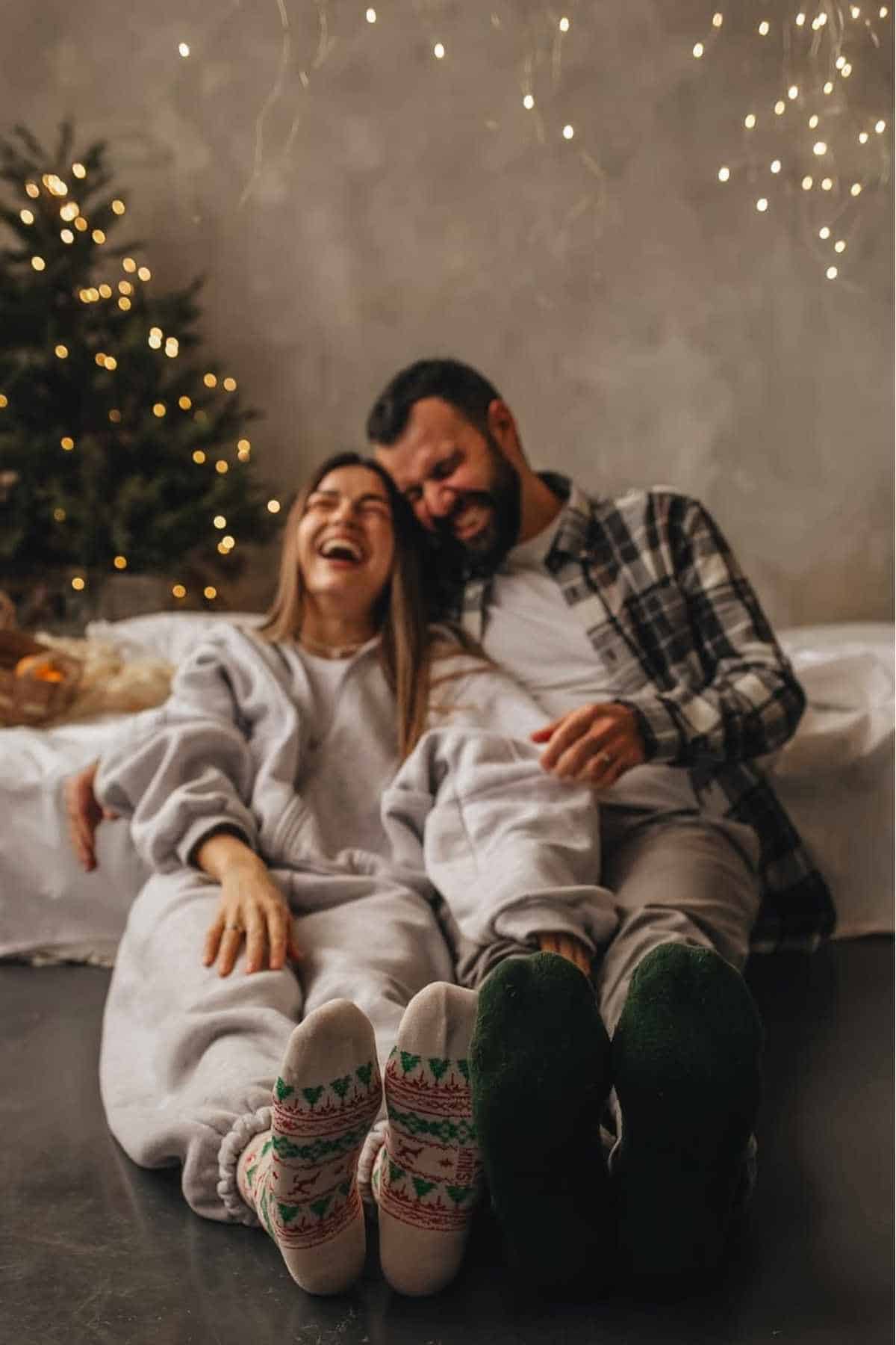 45 Romantic Christmas Photoshoot Ideas for Couples