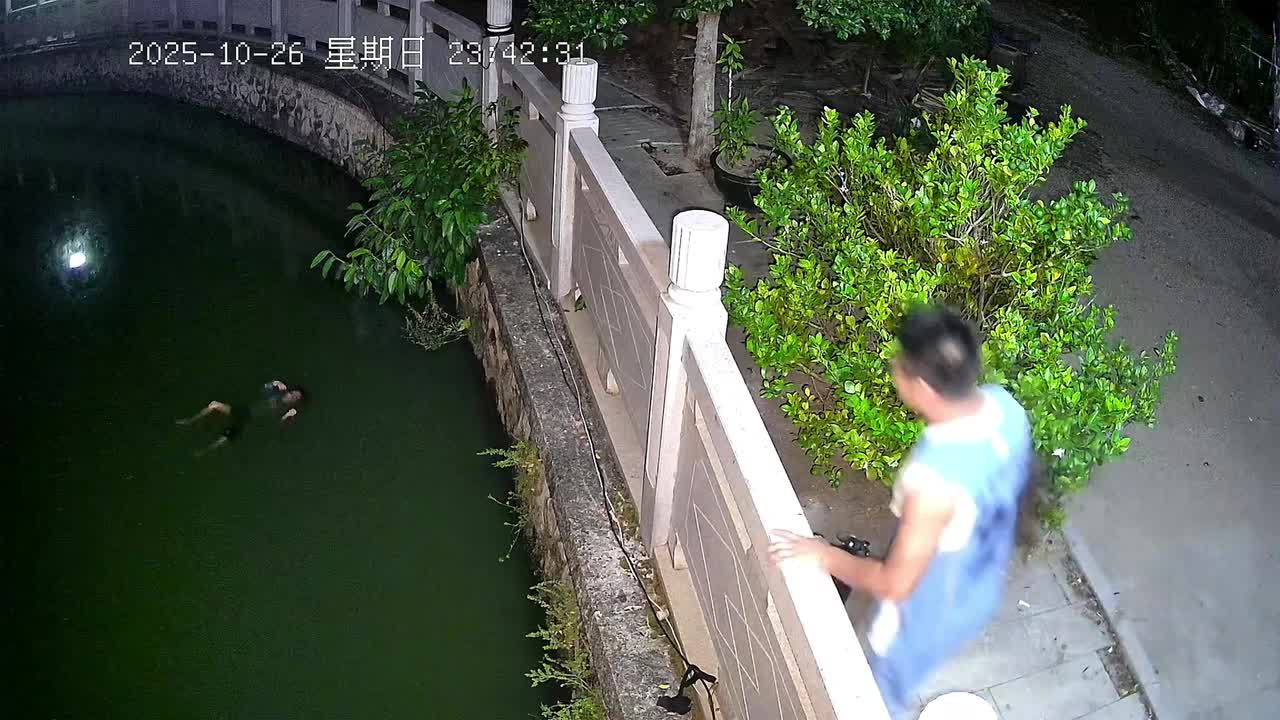 Child rescued from lake in Guangdong, China