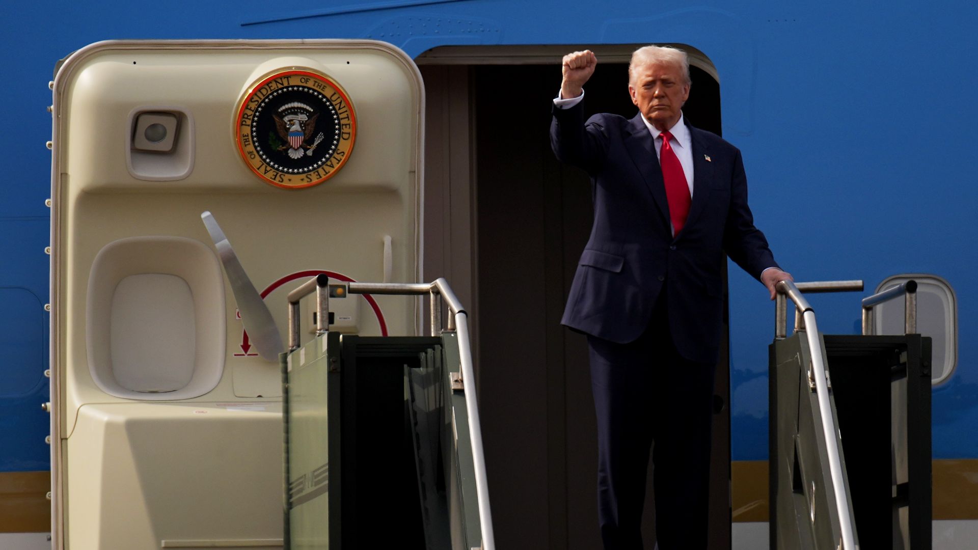 Trump Says ICE «Haven’t Gone Far Enough» and Waves List of Wars in ...