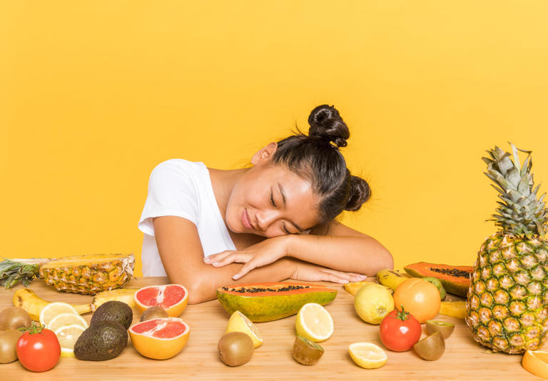 Por su contenido en triptófano, la piña puede estimular la producción natural de serotonina y melatonina. Foto: Freepik