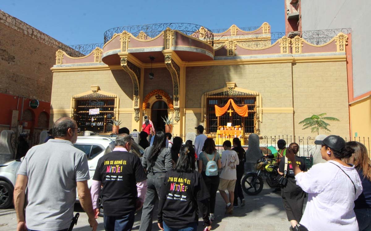 Repasan la historia en caminata '118 años de Torreón Moderno'