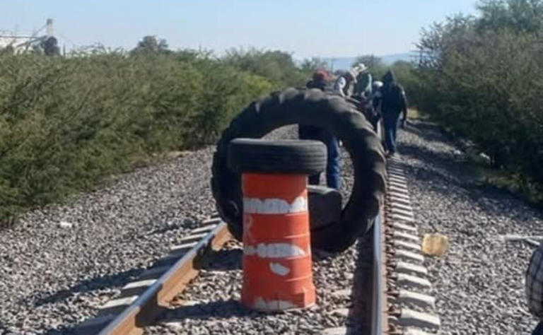 Productores de maíz bloquean vías de tren y liberan casetas. Foto: especial