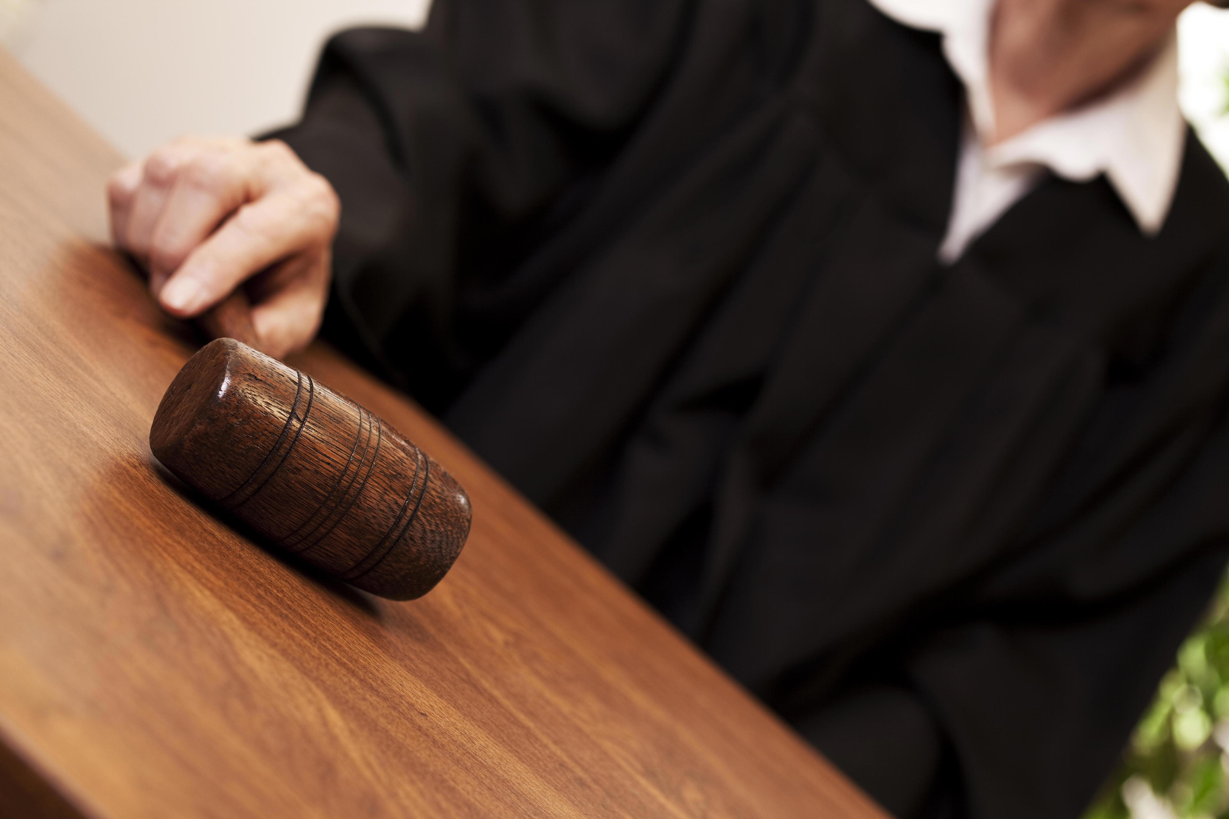 judge-resigns-after-she-was-caught-outside-courthouse-with-her-pants-down