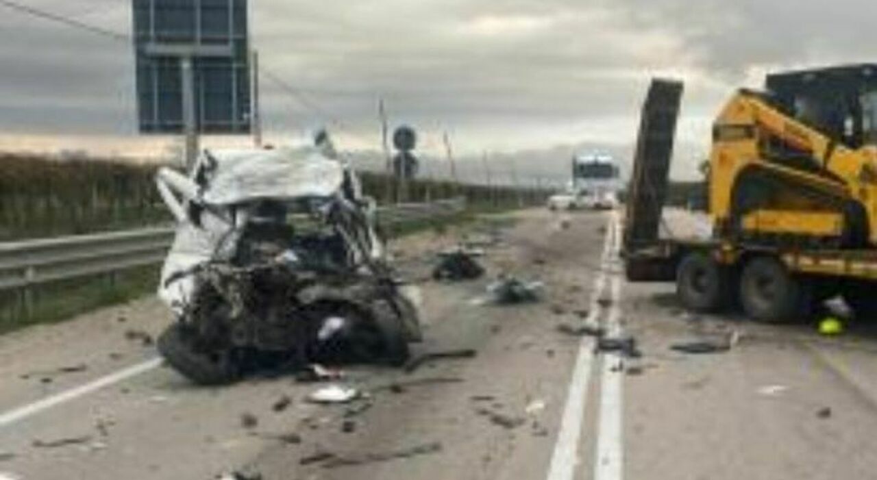 Incidente stradale sulla statale: scontro tra un tir e un'auto. Due morti