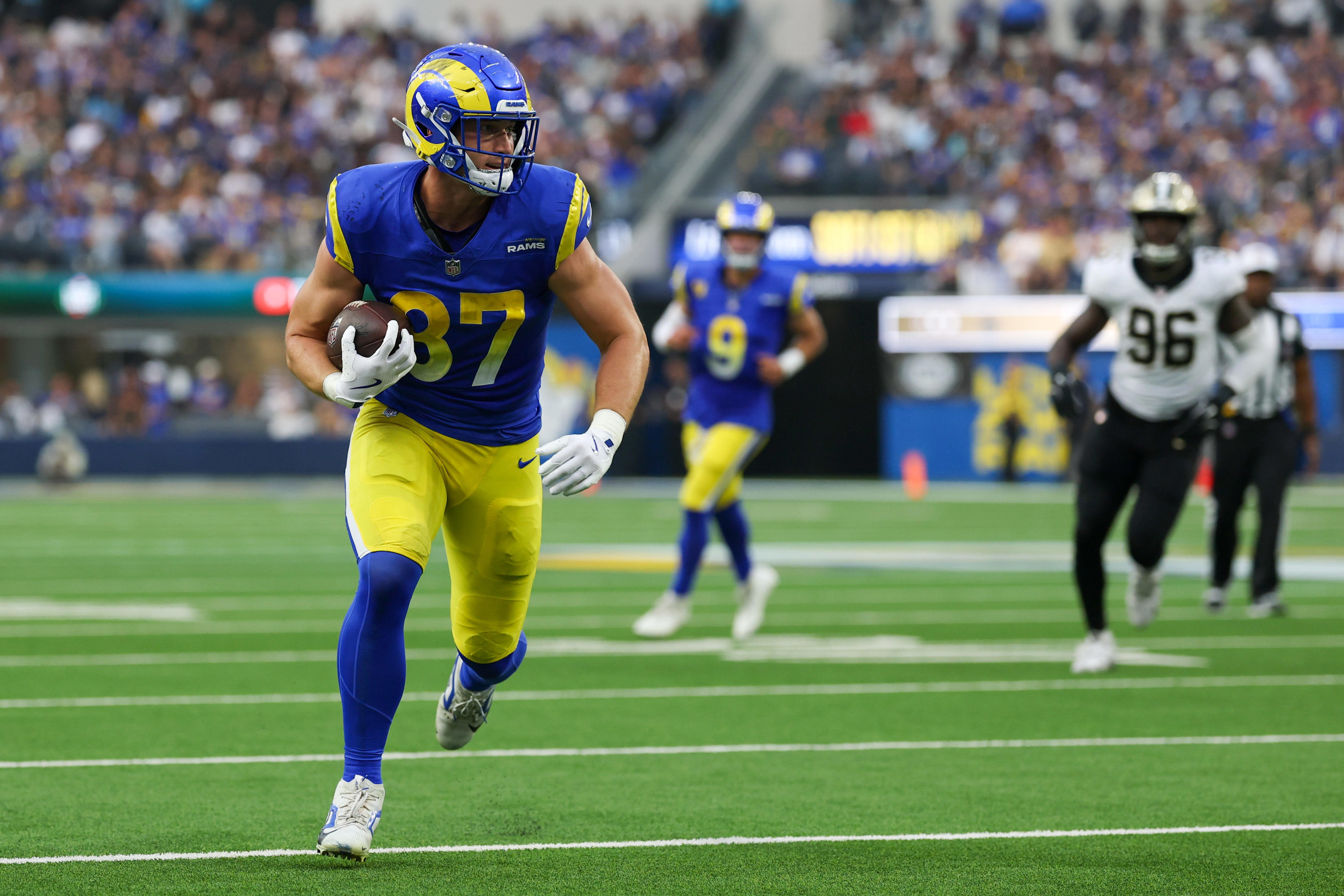 Nov 2, 2025; Inglewood, California, USA; Los Angeles Rams tight end Davis Allen (87) runs after the catch against the New Orleans Saints during the second half at SoFi Stadium. Mandatory Credit: Kiyoshi Mio-Imagn Images
