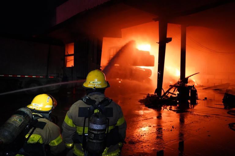 Large fire breaks out at Tampa recycling facility