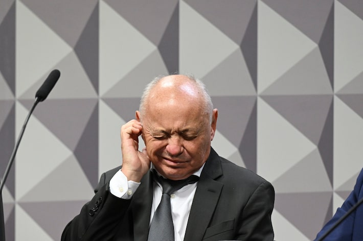 Comissão Parlamentar Mista de Inquérito do INSS - 2025 (CPMI - INSS) realiza oitiva do presidente da Confederação Brasileira dos Trabalhadores da Pesca e Aquicultura (CBPA). O objetivo da comissão é investigar fraudes no Instituto Nacional do Seguro Social (INSS), envolvendo descontos irregulares em benefícios de aposentados e pensionistas. A CMPI é formada por senadores e deputados, num total de 32 titulares e igual número de suplentes. Mesa: presidente da Confederação Brasileira dos Trabalhadores da Pesca e Aquicultura (CBPA), Abraão Lincoln Ferreira da Cruz; advogado do depoente, Emmanuel Campelo de Souza Pereira. Foto: Carlos Moura/Agência Senado Foto: Carlos Moura/Agência Senado