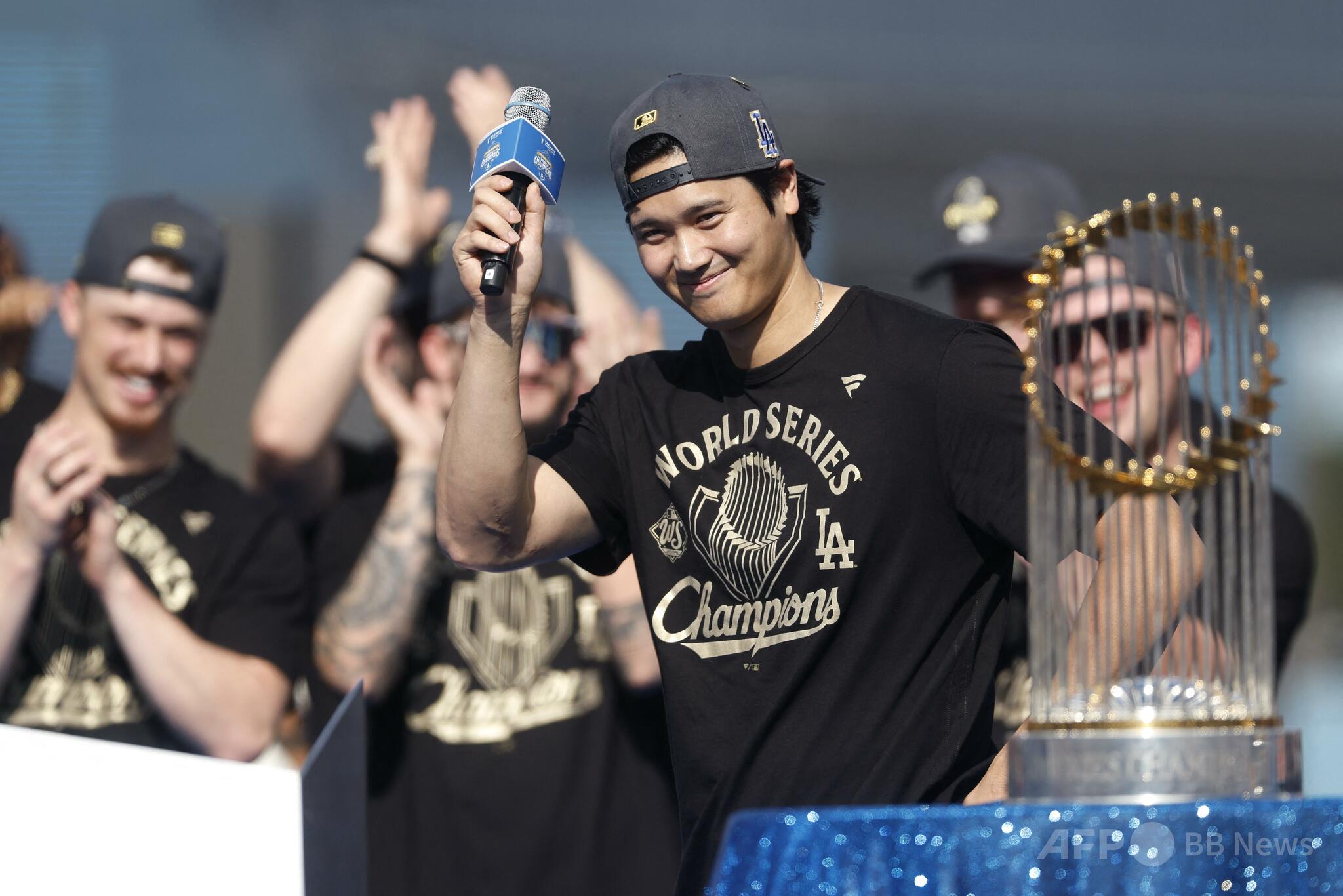 ドジャースの優勝パレードに大群衆 LAが「青」に染まる