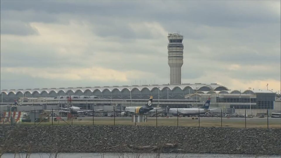 Air traffic controller picks up second job after missing paycheck due ...