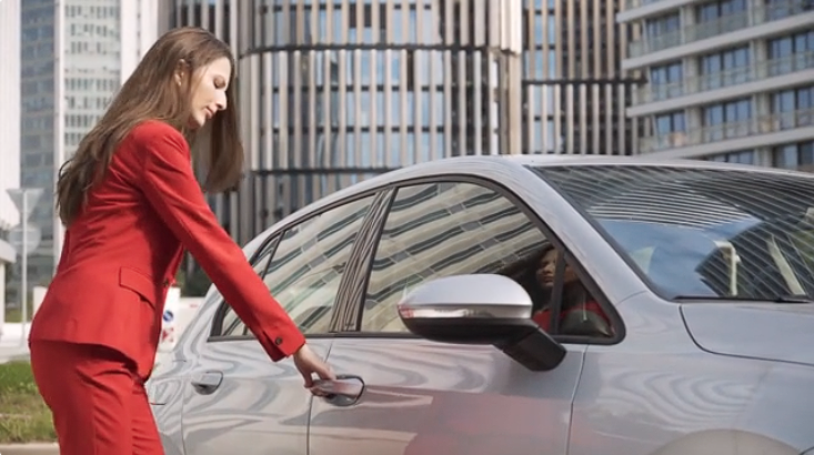 Mom Smashes Car Window to Save Baby – Shocked by What She Sees