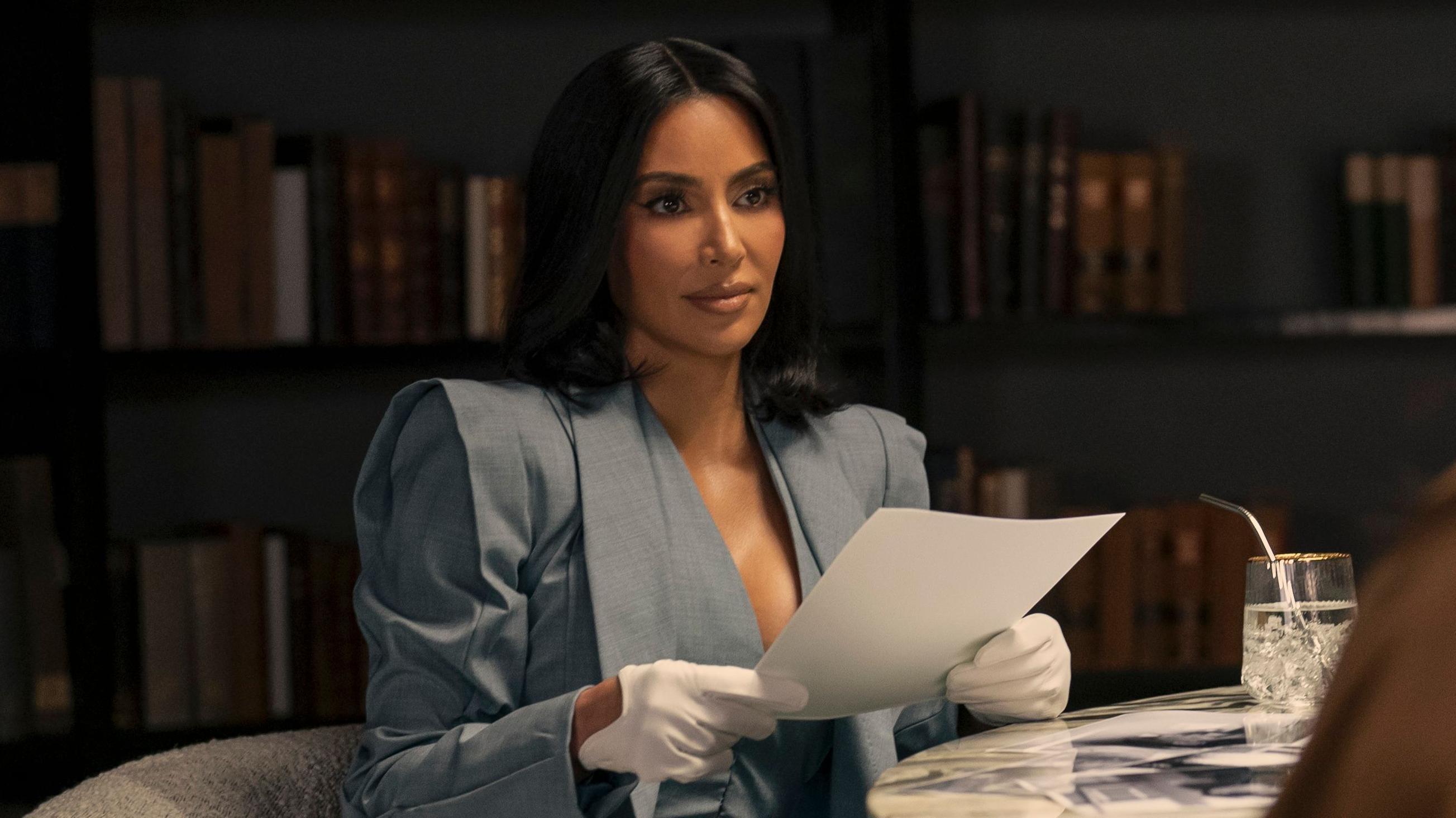 Kim Kardashian se ríe de las críticas despiadadas a su drama televisivo.