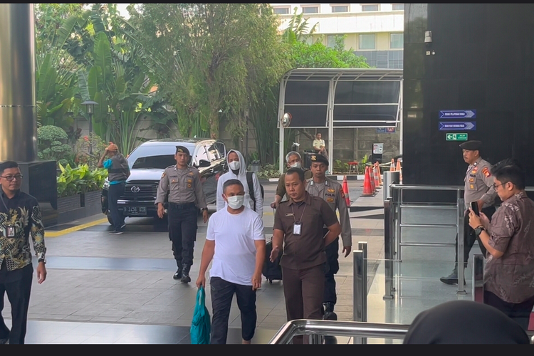 Usai Terjaring OTT, Gubernur Riau Abdul Wahid Bungkam saat Tiba di Gedung Merah Putih KPK