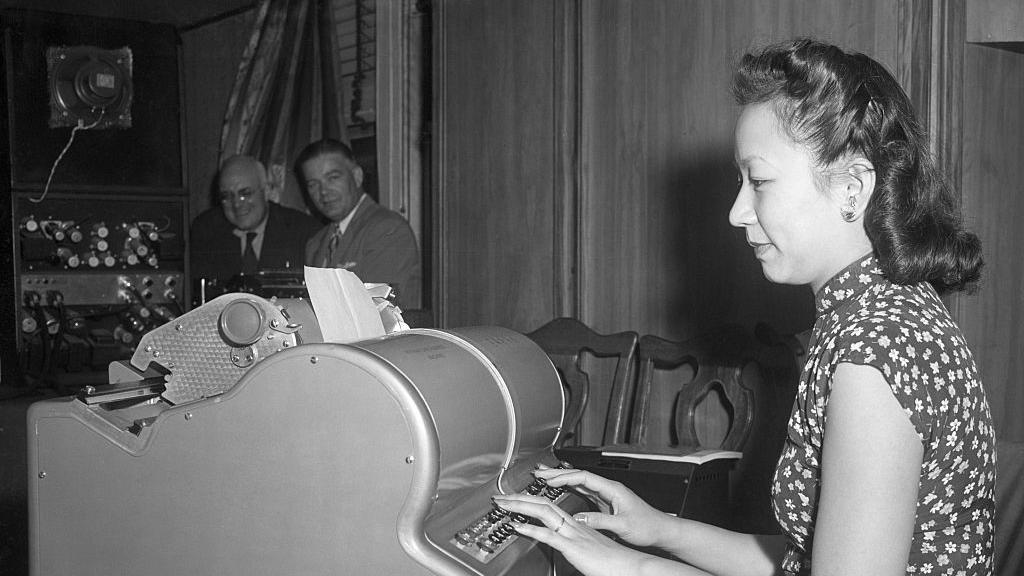 Tanda @ bertahan karena digunakan oleh akuntan, sampai akhirnya dimasukkan ke dalam mesin ketik.