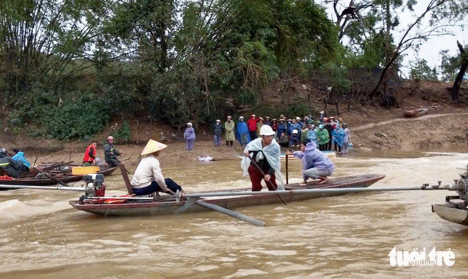 Lật thuyền đánh cá, vợ được cứu, chồng mất tích