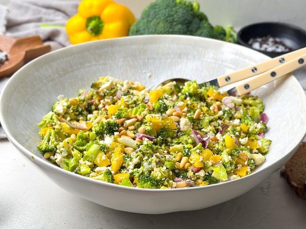 So lecker und einfach kann Salat sein: Chopped-Brokkoli mit Feta und Gemüse