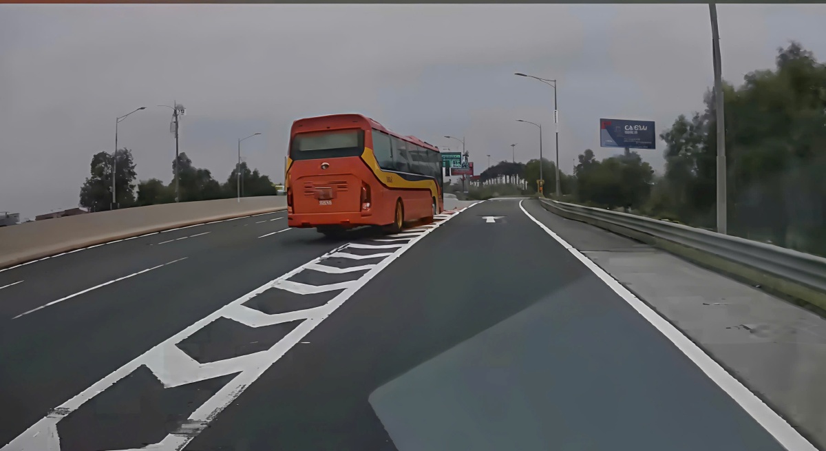 Xử phạt tài xế xe khách chuyển 3 làn liên tục trên cao tốc Hà Nội - Hải Phòng