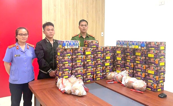Bắt giữ kẻ buôn hơn 1 tạ pháo nổ từ nước ngoài về Nghệ An
