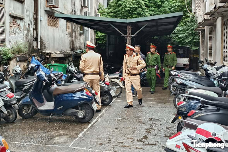 CSGT Hà Nội đồng loạt kiểm tra bãi gửi xe trường học: Nhiều học sinh mang xe 'tẩu tán' vẫn bị truy tận nơi