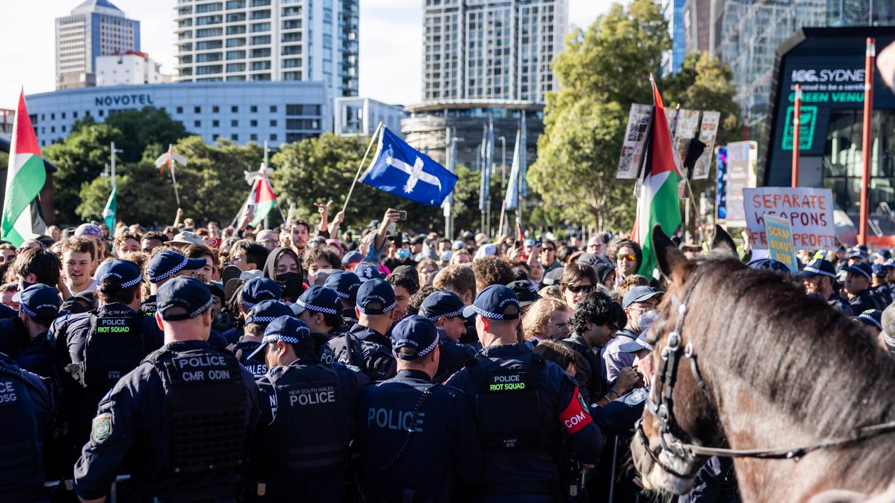 Cops swarm activist after weapons protest