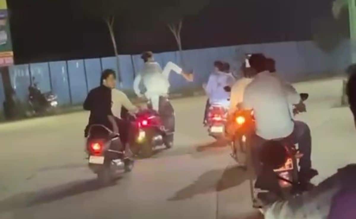 Thane Scooty Rider Kicks Biker In Real-Life 