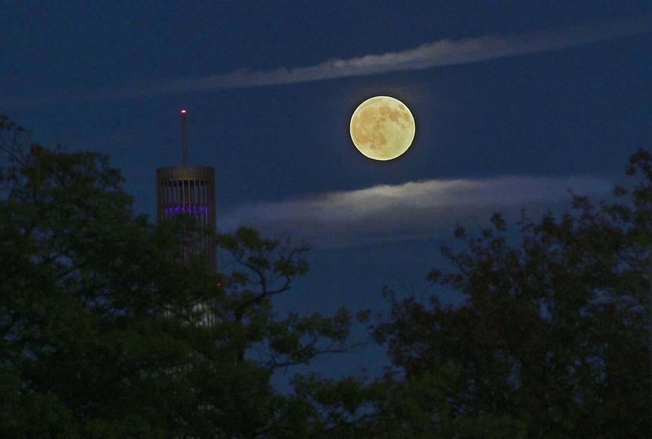 'Fireball' meteors, year's brightest supermoon on tap for November