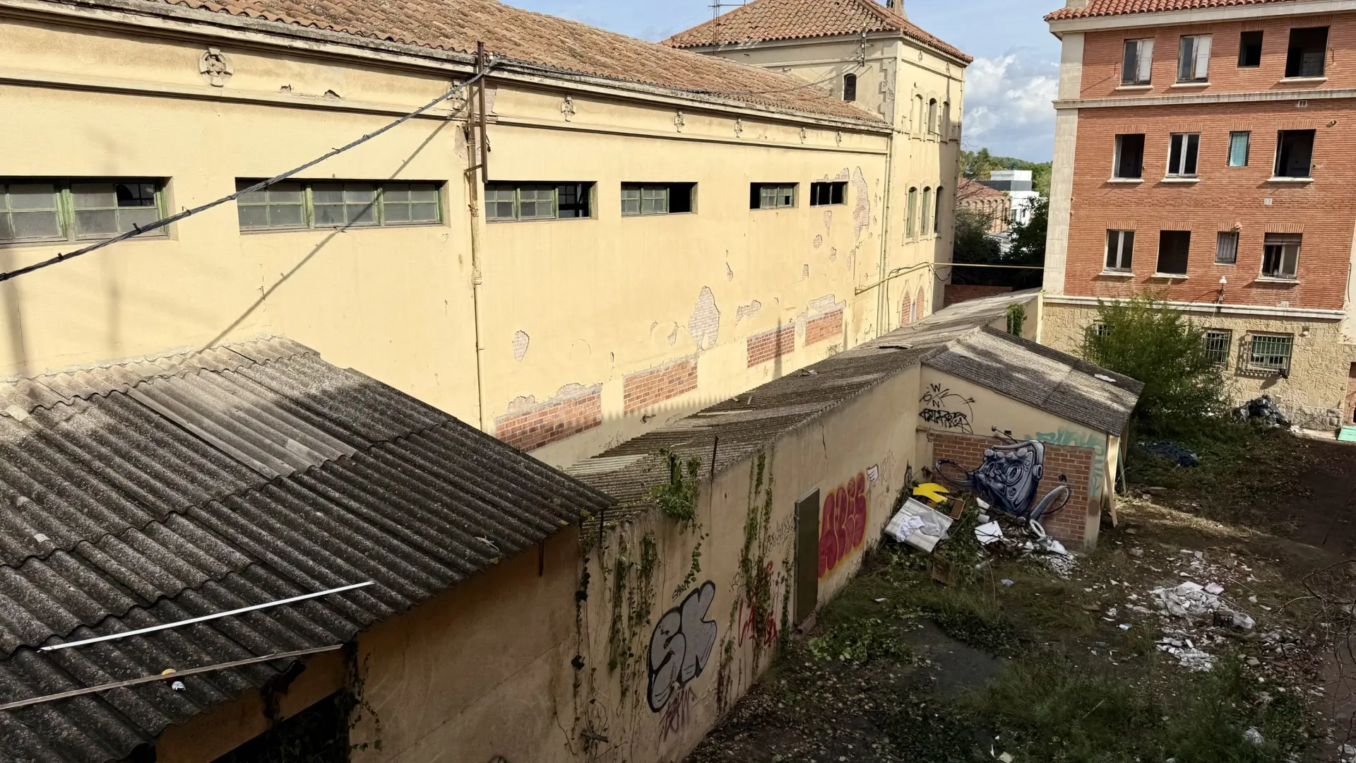 Desalojan sin incidentes el antiguo cuartel ocupado de la Guardia Civil ...