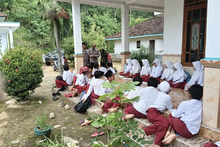 Siswa SDN Lerpak 2 Belajar di Teras Rumah Akibat Sengketa Lahan