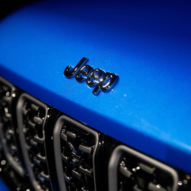 Chrysler retira del mercado 320.000 SUV y recomienda a los propietarios que estacionen al aire libre debido al riesgo de incendio.