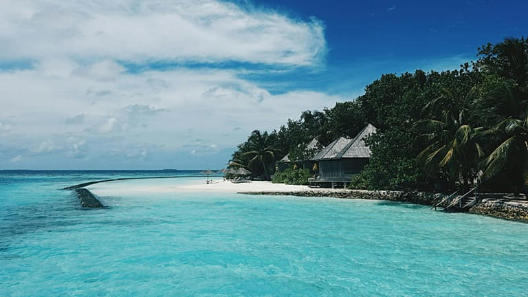 Maldives bans smoking for all young people including tourists. Here's what  travellers need to know