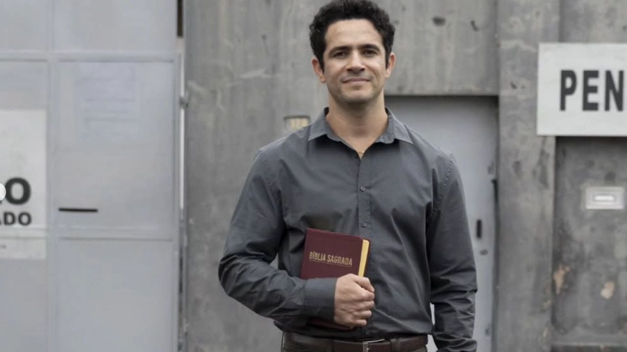 O garotinho de Central do Brasil está em Tremembé e você não reconheceu: Este é o personagem de Vinícius de Oliveira na série