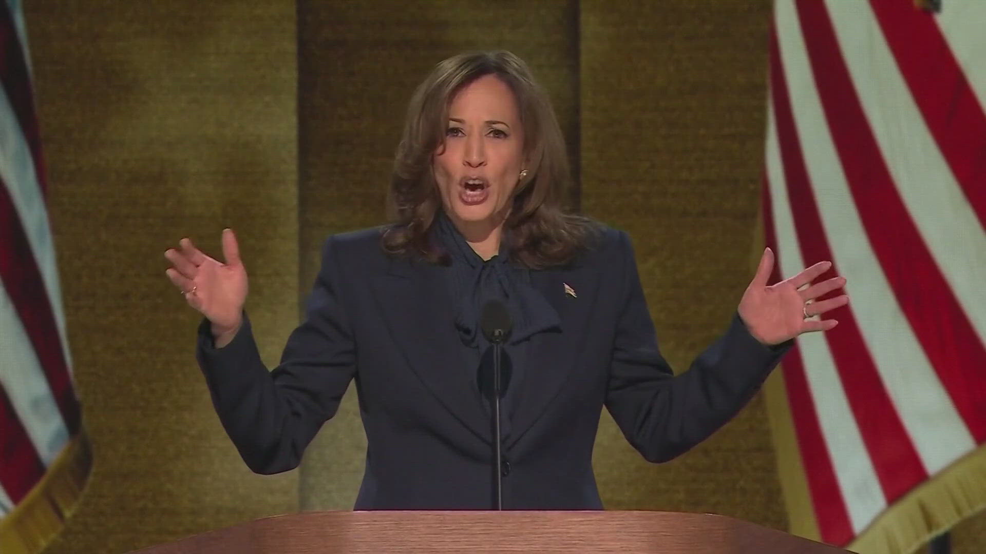 Kamala Harris stops in Seattle on book tour