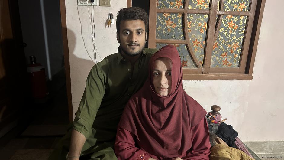 Брат Собия Батул Шах помогает ей с передвижением после того, как ей отрубили ноги топором